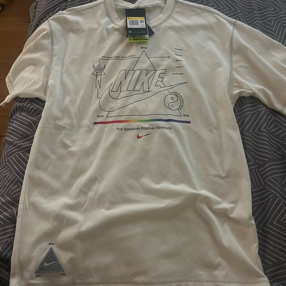 Men’s Nike tee - Picture 2 of 3